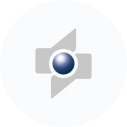 Ein kreisförmiges Logo mit einer blauen Kugel in der Mitte, überlagert von zwei sich überlappenden grauen Formen, alles vor einem weißen Hintergrund.