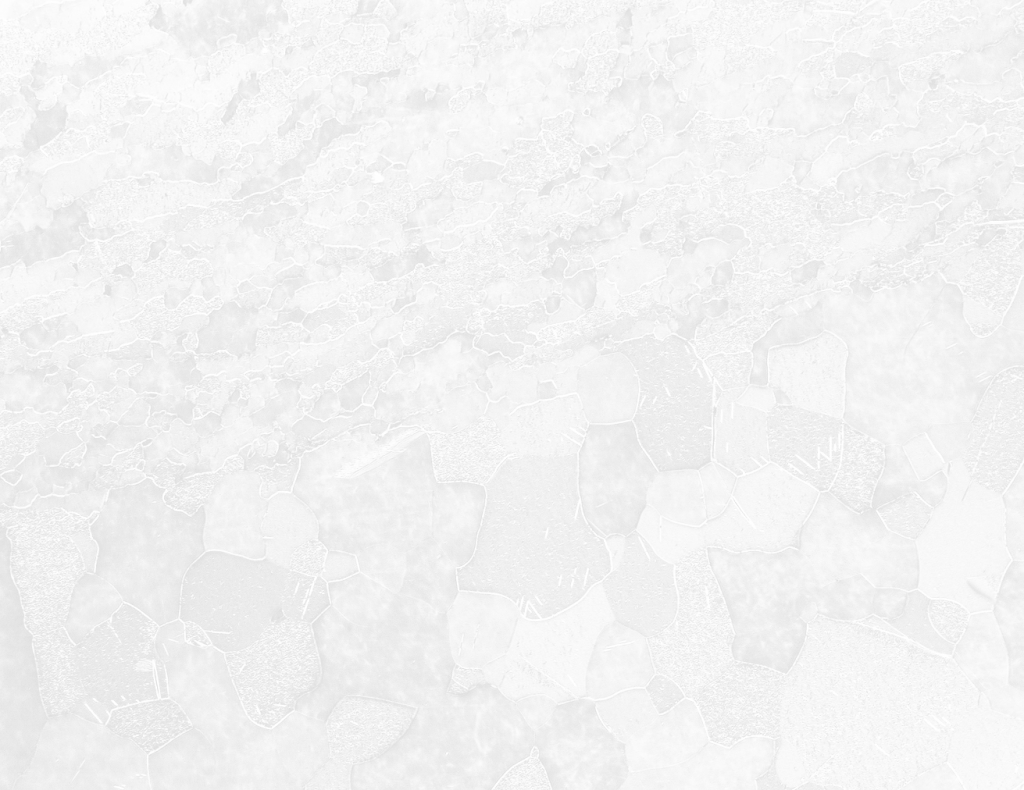 Nahaufnahme einer strukturierten Oberfläche mit unregelmäßigen, mosaikartigen Mustern und Formen. Die Oberfläche erscheint metallisch, mit sichtbaren Korngrenzen und kristallinen Strukturen, die in Grautönen dargestellt sind.