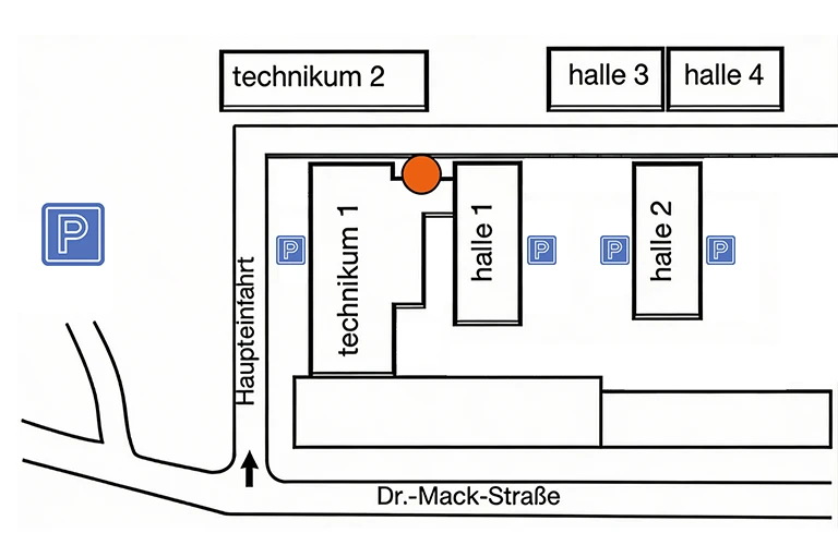 Einfacher Plan mit dem Haupteingang an der Dr.-Mack-Straße, der zum Technikum 1 und 2 sowie zu den Hallen 1, 2, 3 und 4 führt. Mehrere Parkplätze sind mit P-Symbolen gekennzeichnet; ein großer orangefarbener Punkt markiert einen Standort bei Halle 1.