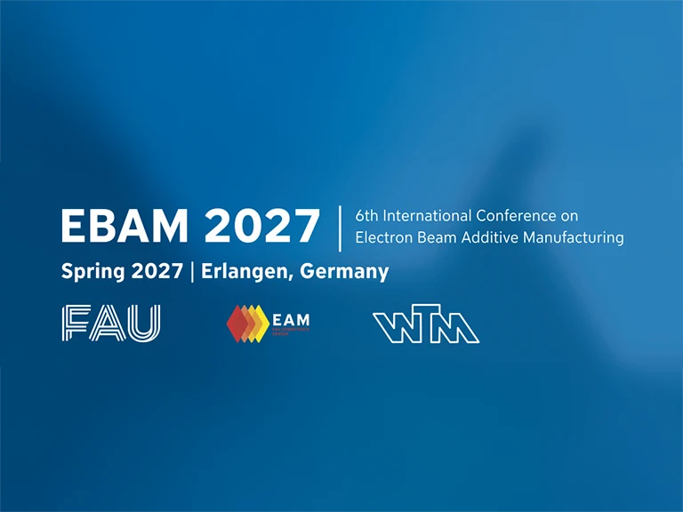 Blaue Grafik zur Ankündigung der EBAM 2027, der 6. Internationalen Konferenz zur Elektronenstrahl-Additiven Fertigung, die im Frühjahr 2027 in Erlangen, Deutschland, stattfindet, mit Logos für FAU, EAM und WTM.